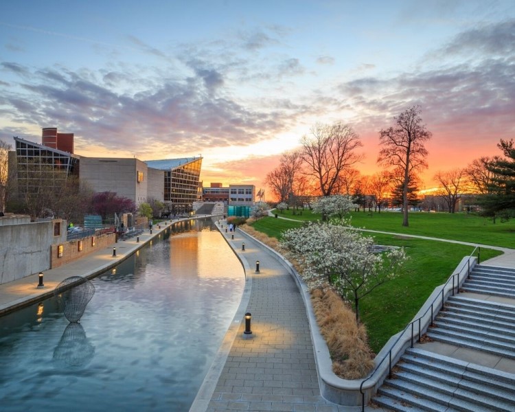 Indianapolis canal at sunset, pros and cons of living in Indianapolis